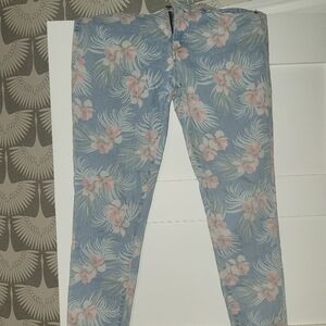 Old Navy RARE floral skinny Jean Light wash size 6